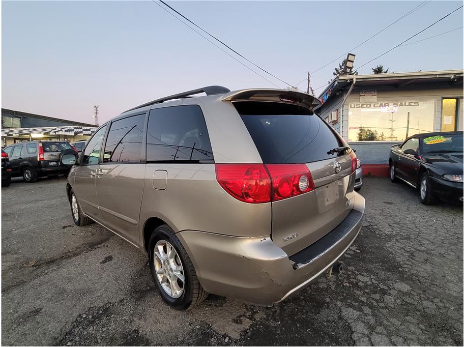 2006 Toyota Sienna LE Minivan 4D