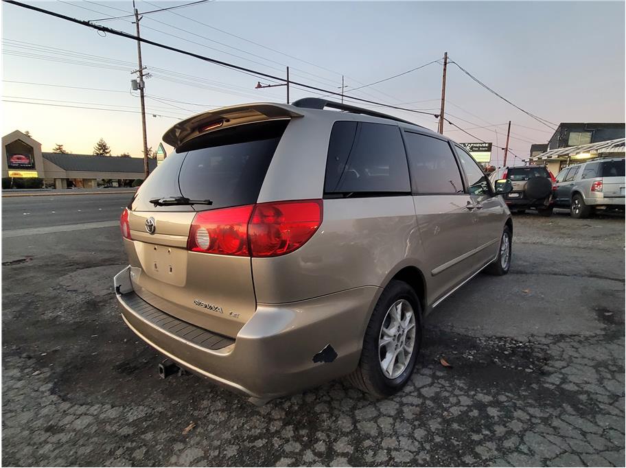 2006 Toyota Sienna LE Minivan 4D
