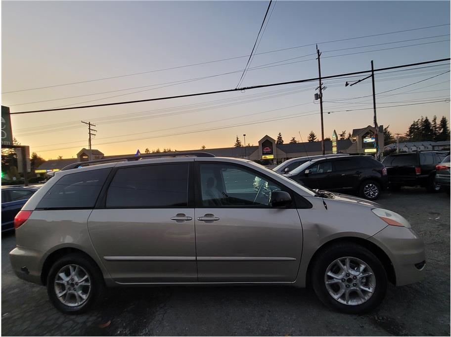 2006 Toyota Sienna LE Minivan 4D