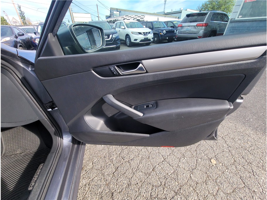 2014 Volkswagen Passat 1.8T Wolfsburg Edition Sedan 4D