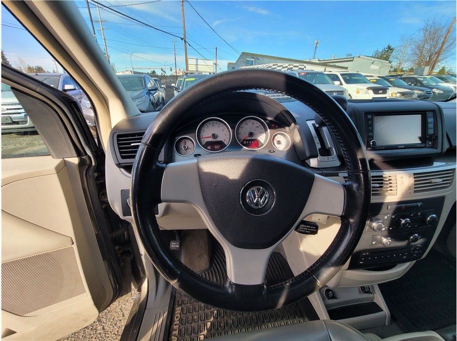 2010 Volkswagen Routan SE Minivan 4D