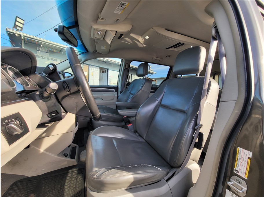 2010 Volkswagen Routan SE Minivan 4D