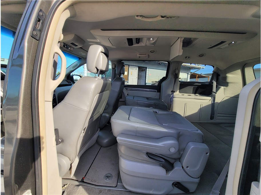 2010 Volkswagen Routan SE Minivan 4D