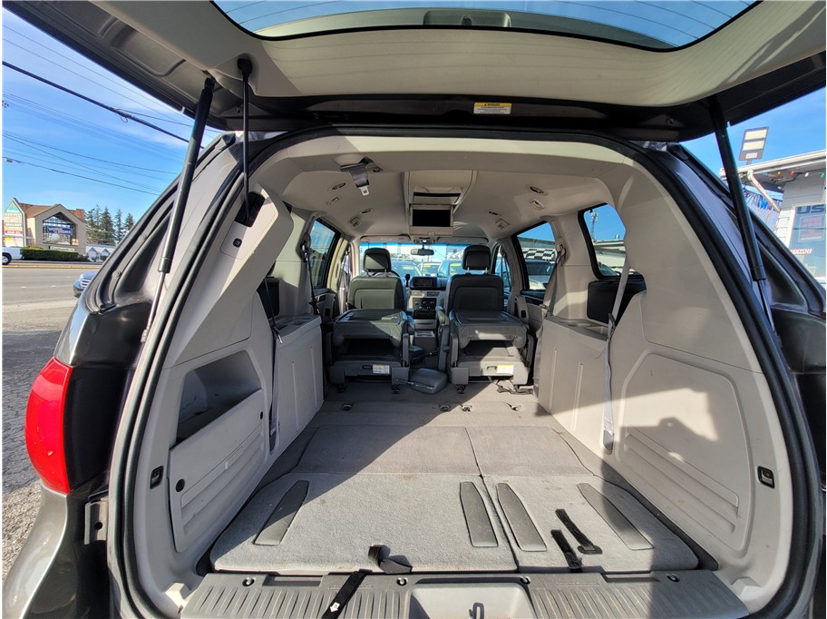 2010 Volkswagen Routan SE Minivan 4D