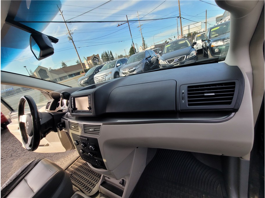 2010 Volkswagen Routan SE Minivan 4D