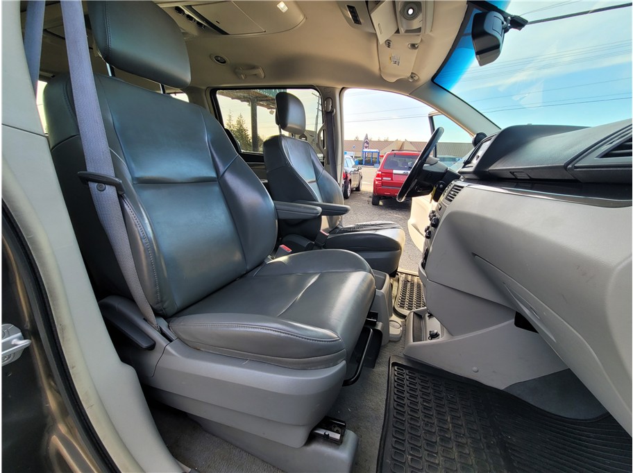 2010 Volkswagen Routan SE Minivan 4D