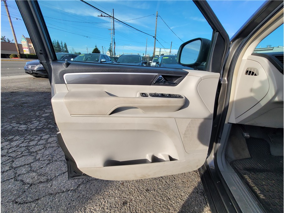 2010 Volkswagen Routan SE Minivan 4D