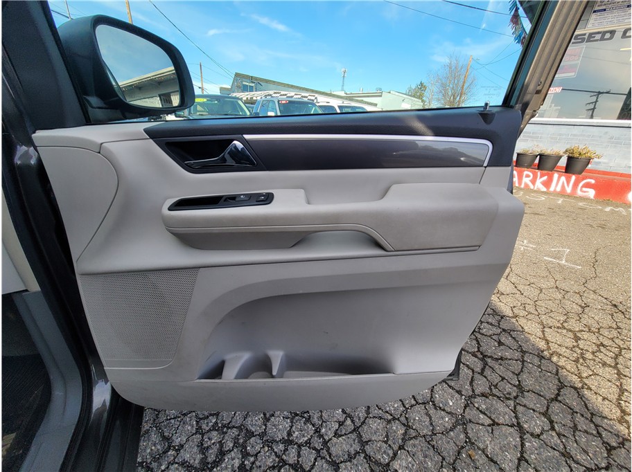 2010 Volkswagen Routan SE Minivan 4D