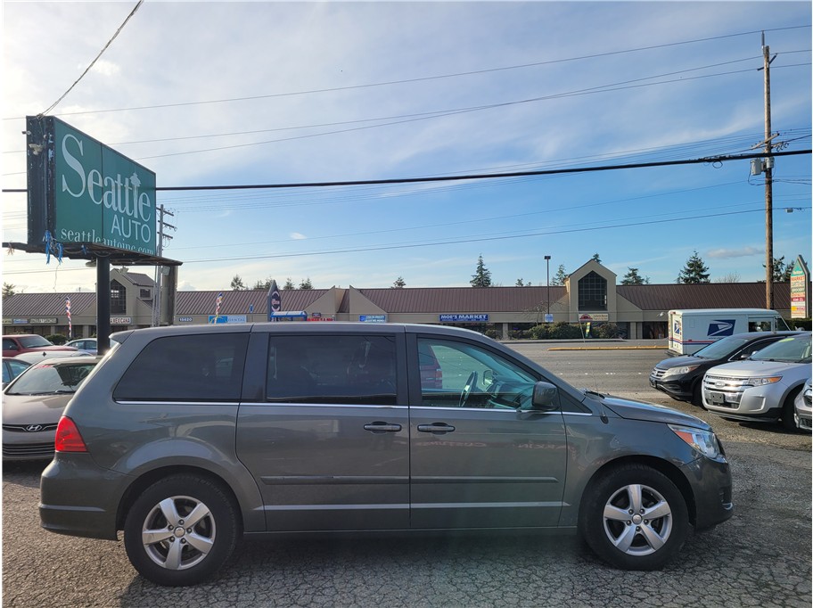 2010 Volkswagen Routan SE Minivan 4D