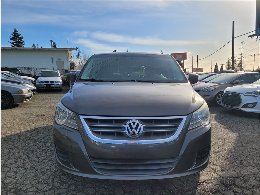 2010 Volkswagen Routan SE Minivan 4D
