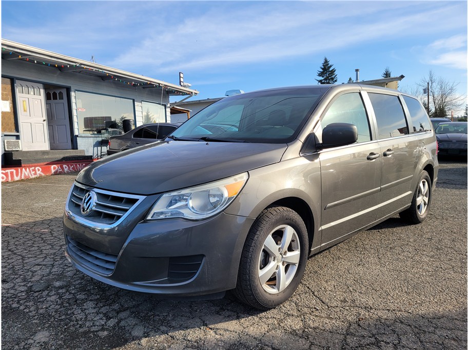 2010 Volkswagen Routan SE Minivan 4D