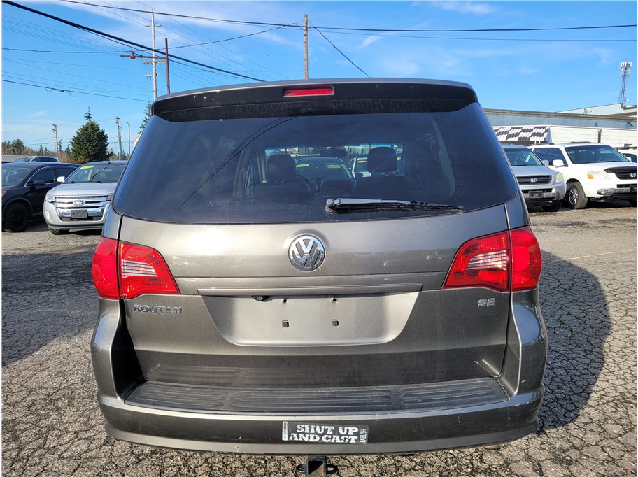2010 Volkswagen Routan SE Minivan 4D