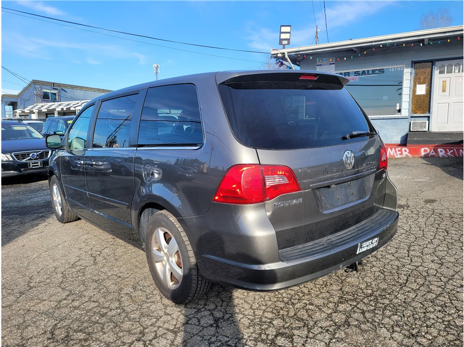 2010 Volkswagen Routan SE Minivan 4D