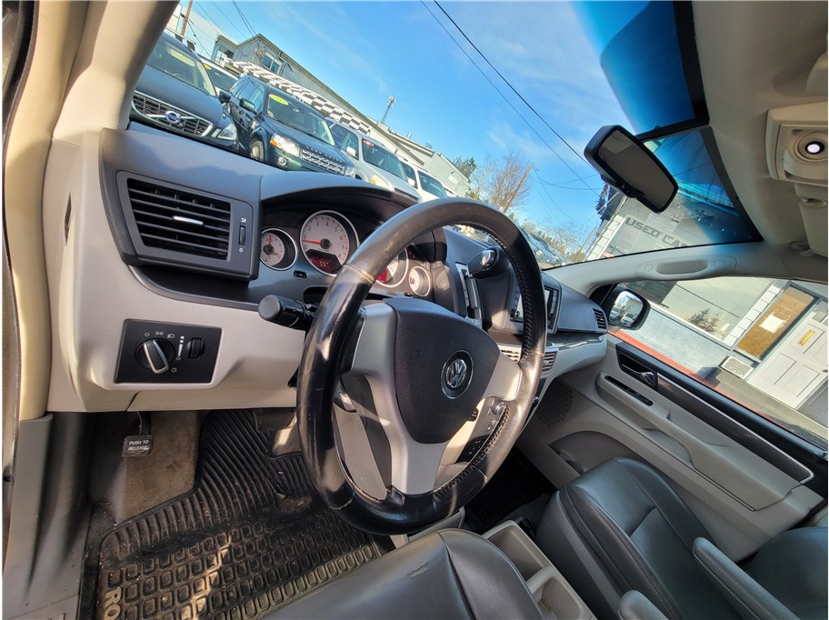 2010 Volkswagen Routan SE Minivan 4D
