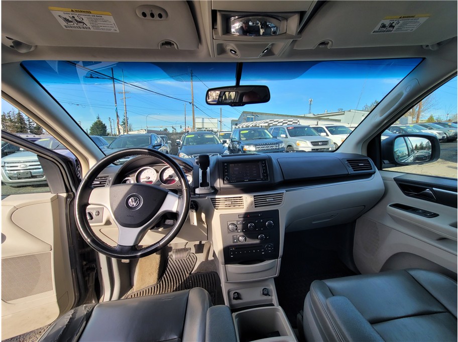 2010 Volkswagen Routan SE Minivan 4D